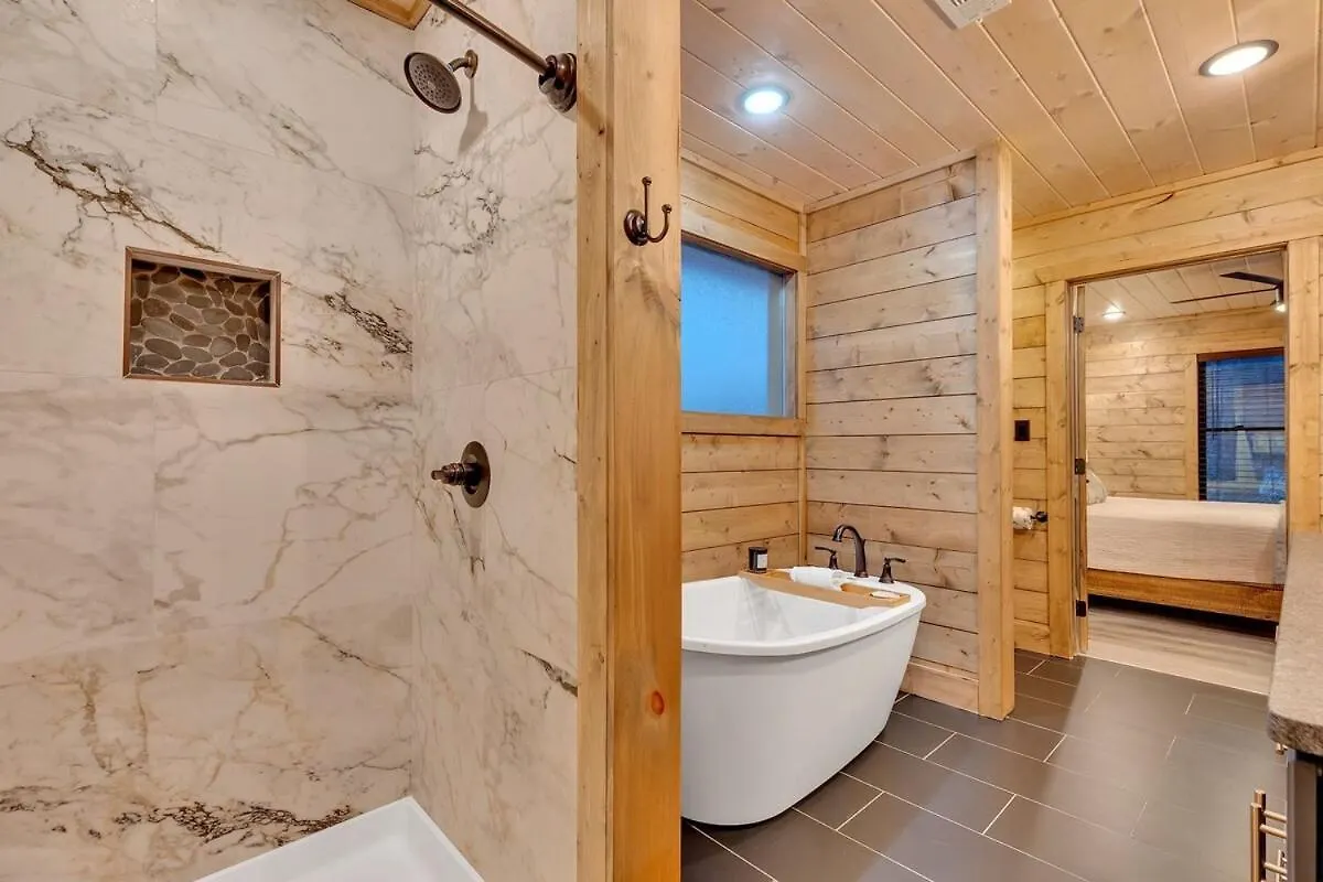 Honeybear Hideaways - Luxury Cozy With Theater, Game And Hot Tub *