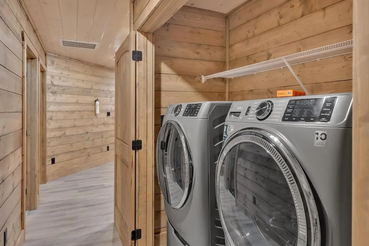 Holiday home Honeybear Hideaways - Luxury Cozy With Theater, Game And Hot Tub
