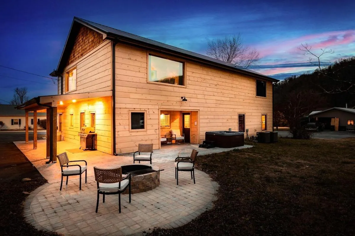 Holiday home Honeybear Hideaways - Luxury Cozy With Theater, Game And Hot Tub *