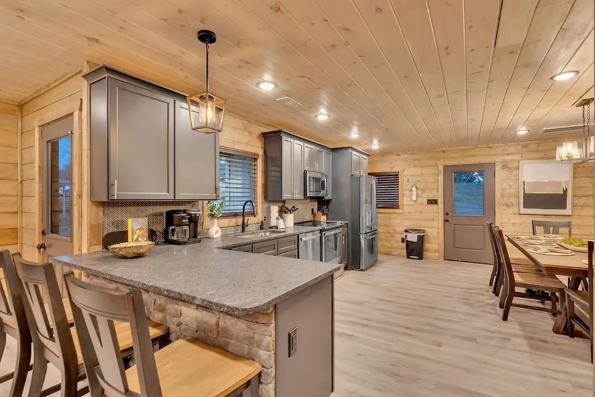 Honeybear Hideaways - Luxury Cozy With Theater, Game And Hot Tub Holiday home Pigeon Forge