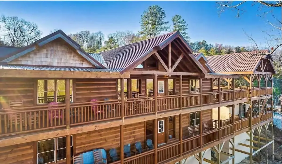 Sleeps 28 - Luxe Smokies Game Hot Tub Views Near Attractions Holiday home Pigeon Forge