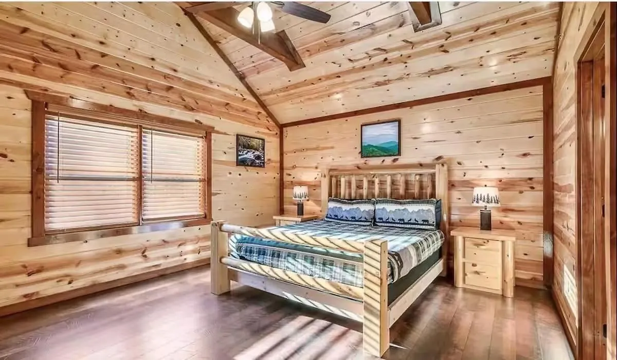 Sleeps 28 - Luxe Smokies Game Hot Tub Views Near Attractions Holiday home Pigeon Forge