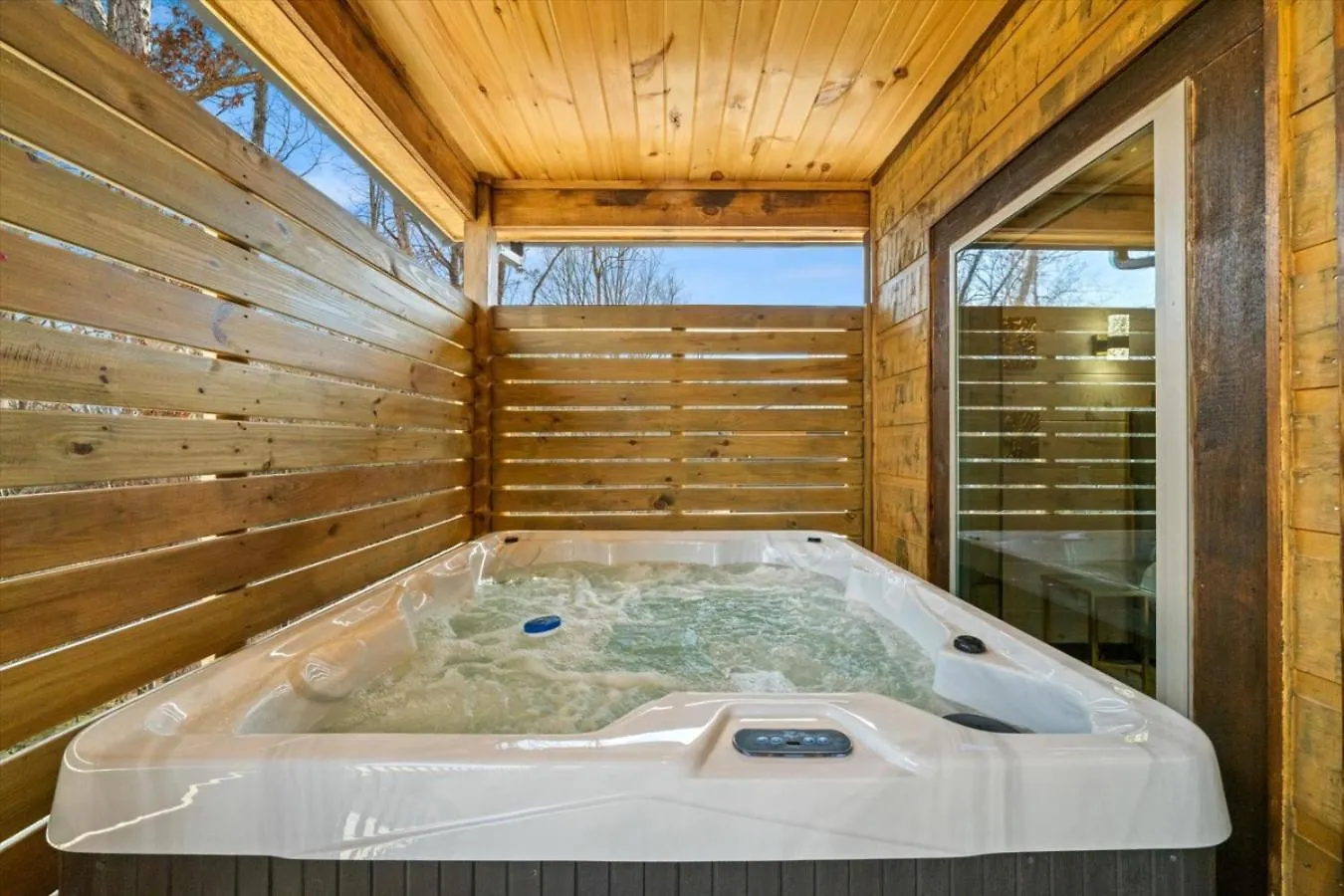 The Charlotte Hot Tub Fireplace Multicade Holiday home