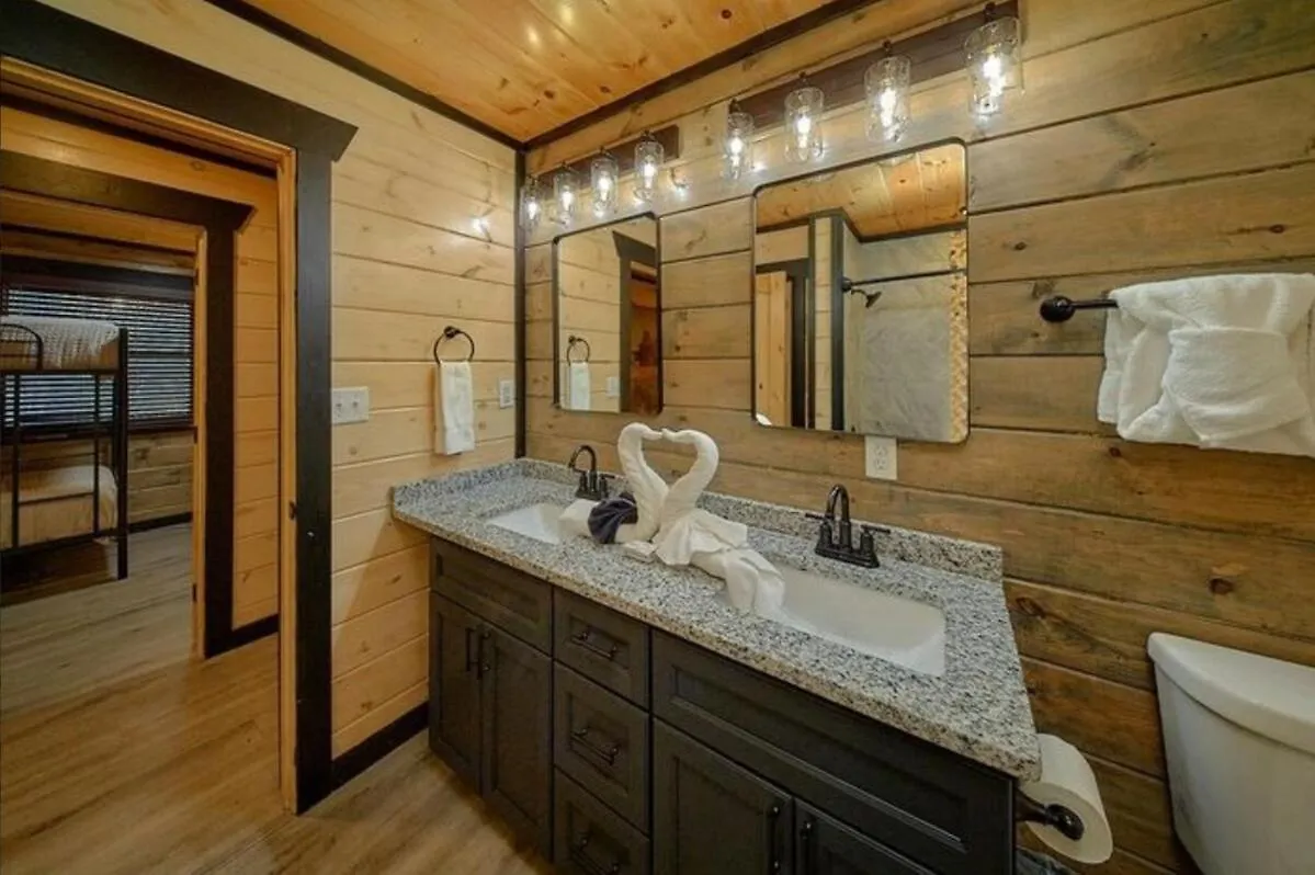 Honeybear Hideaways - Spacious Family-friendly With Hot Tub, Game And Fire Pit Holiday home *