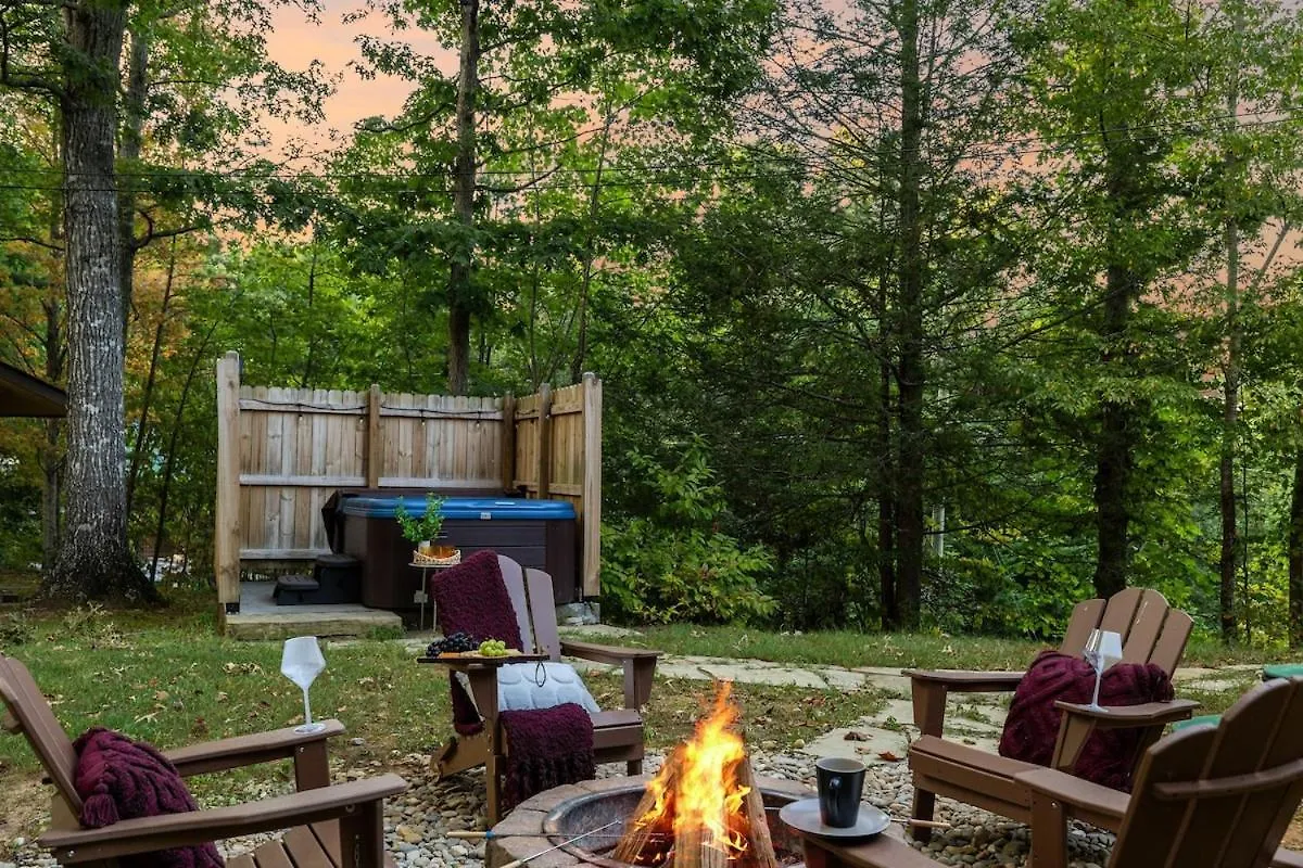 Honeybear Hideaways - Spacious Family-friendly With Hot Tub, Game And Fire Pit Holiday home