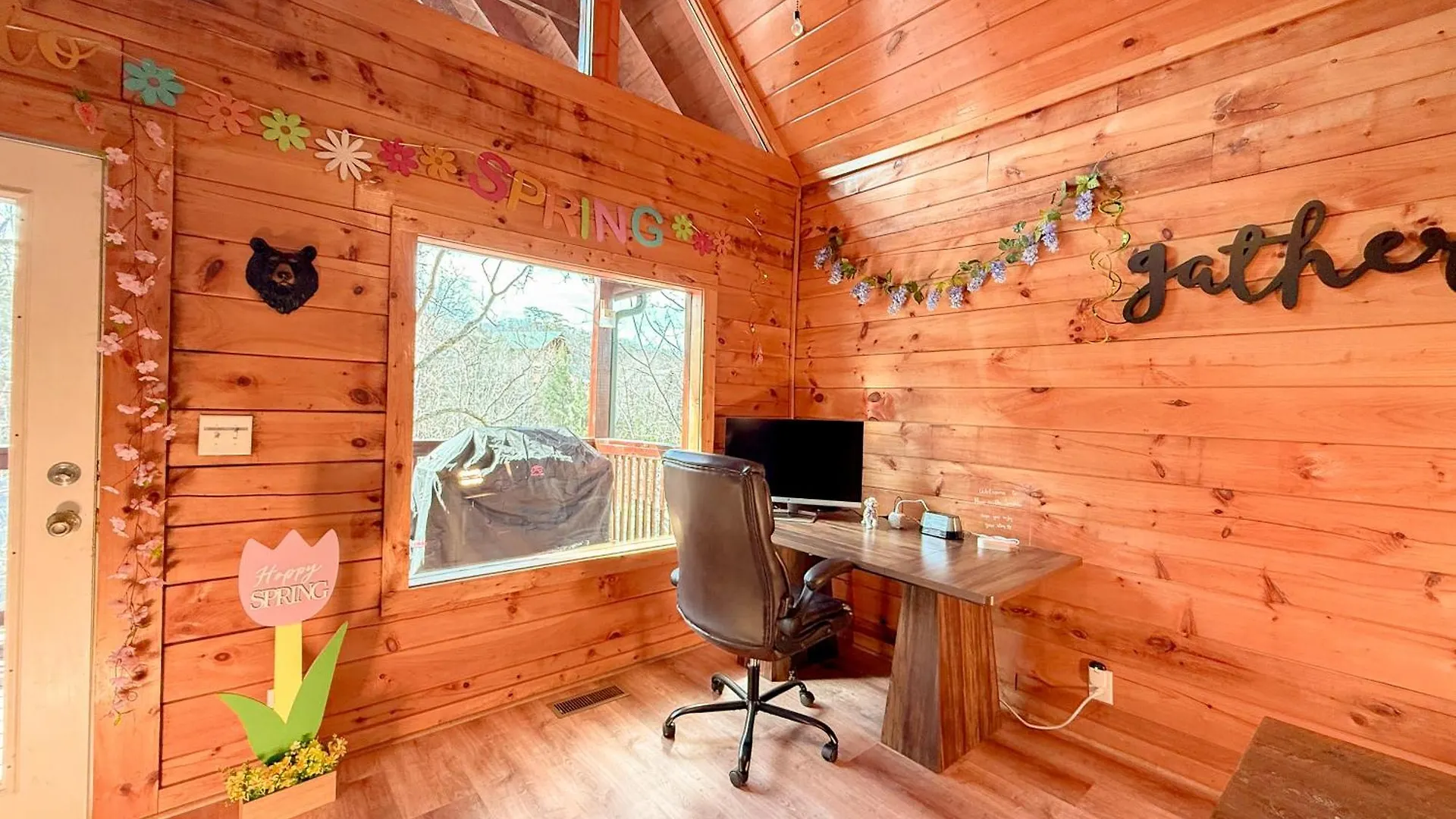 For Groups Getaway! Location, Grill, Wifi & Workstation, Hot Tub & Game Chalet *