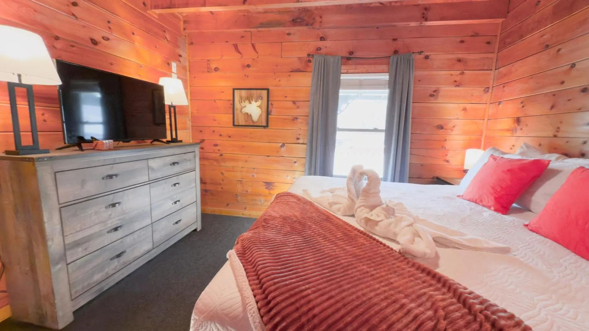 Chalet For Groups Getaway! Location, Grill, Wifi & Workstation, Hot Tub & Game *