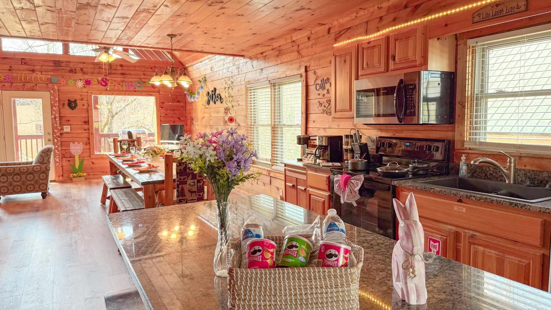Chalet For Groups Getaway! Location, Grill, Wifi & Workstation, Hot Tub & Game