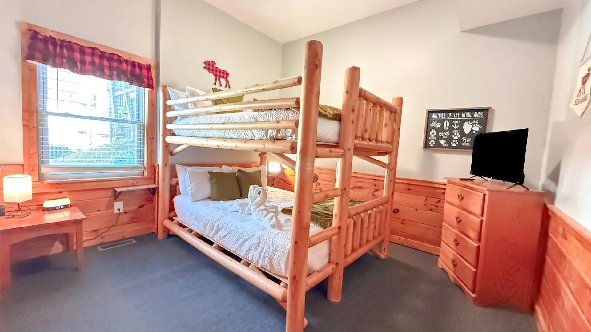 Chalet For Groups Getaway! Location, Grill, Wifi & Workstation, Hot Tub & Game Pigeon Forge