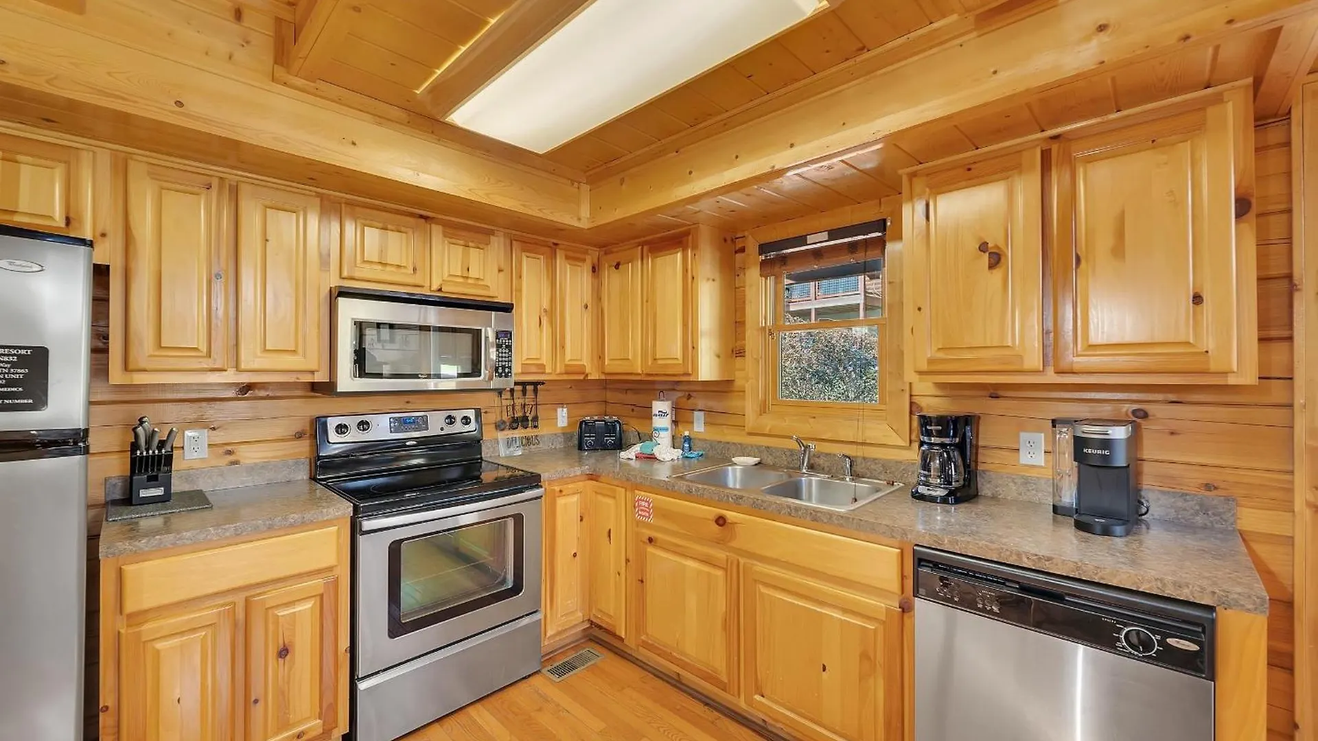 Ern832 - Lakeside Hideaway - Great Location! Close To The Action! * Pigeon Forge