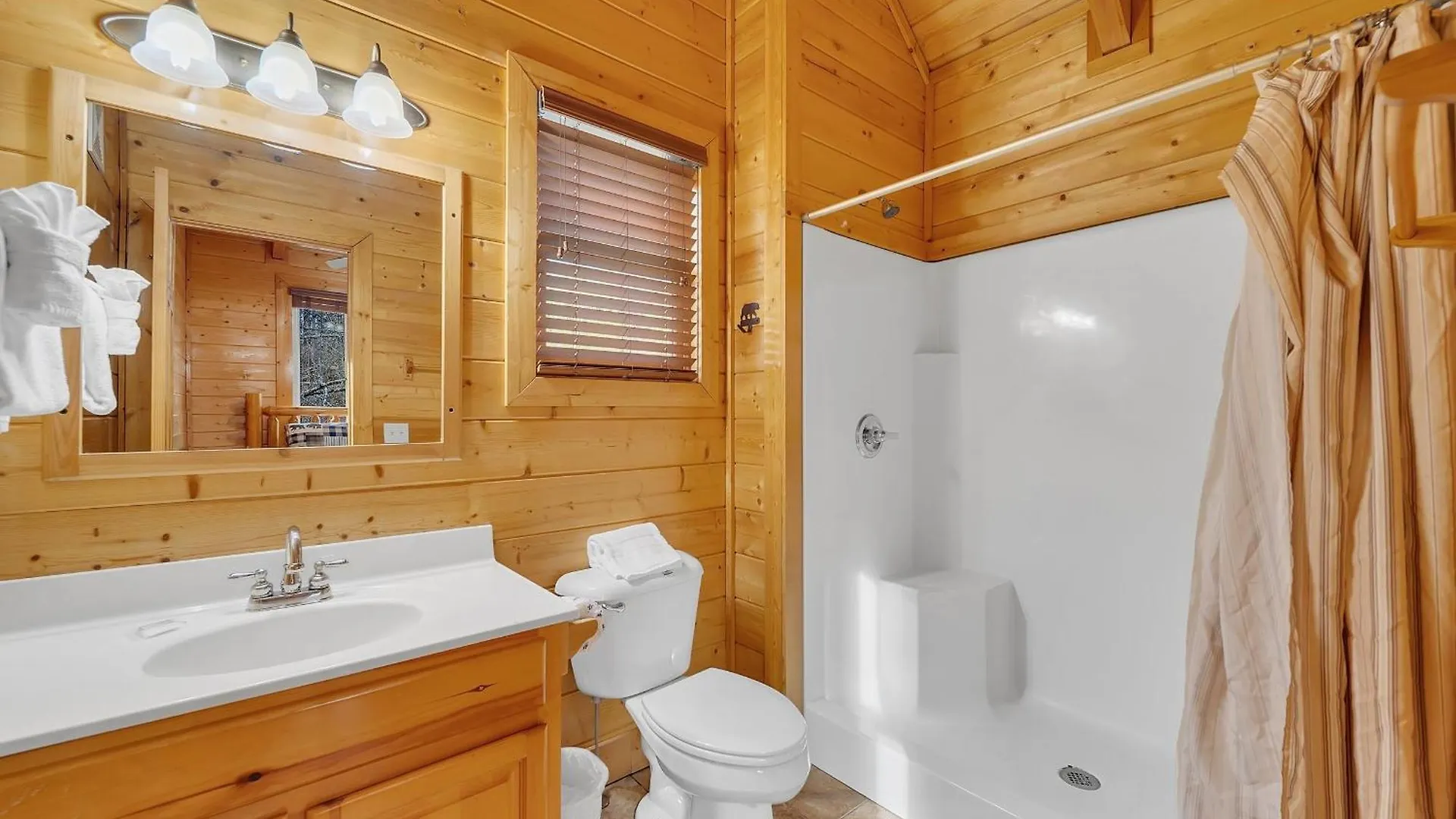Ern832 - Lakeside Hideaway - Great Location! Close To The Action! *