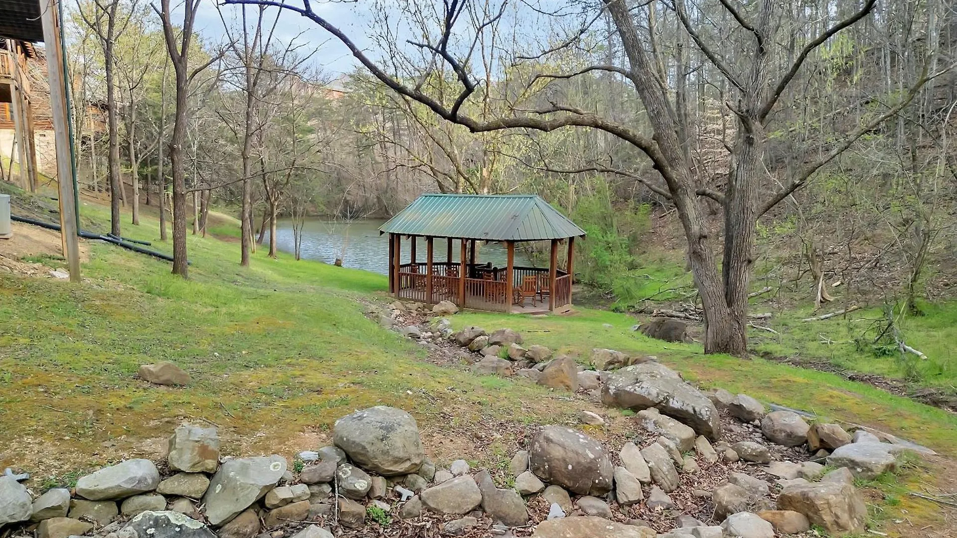 Ern832 - Lakeside Hideaway - Great Location! Close To The Action! *