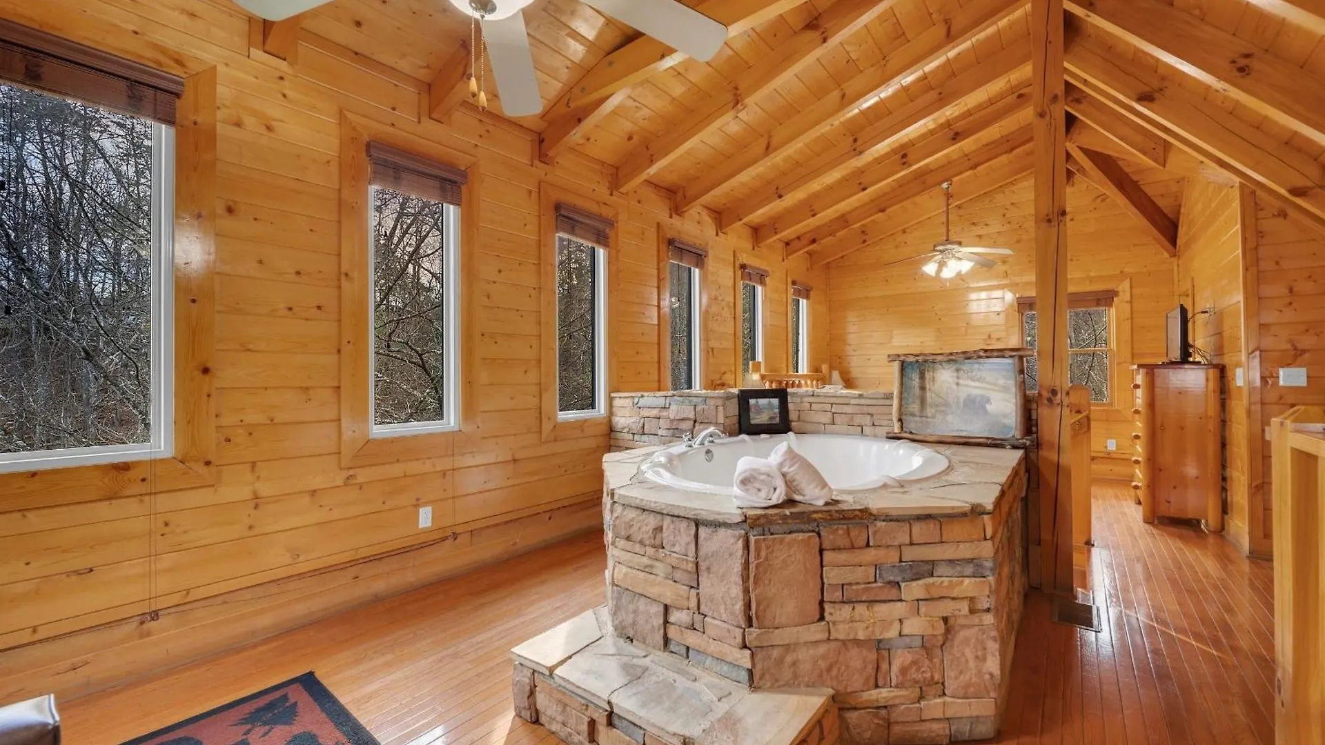 Ern832 - Lakeside Hideaway - Great Location! Close To The Action! Pigeon Forge