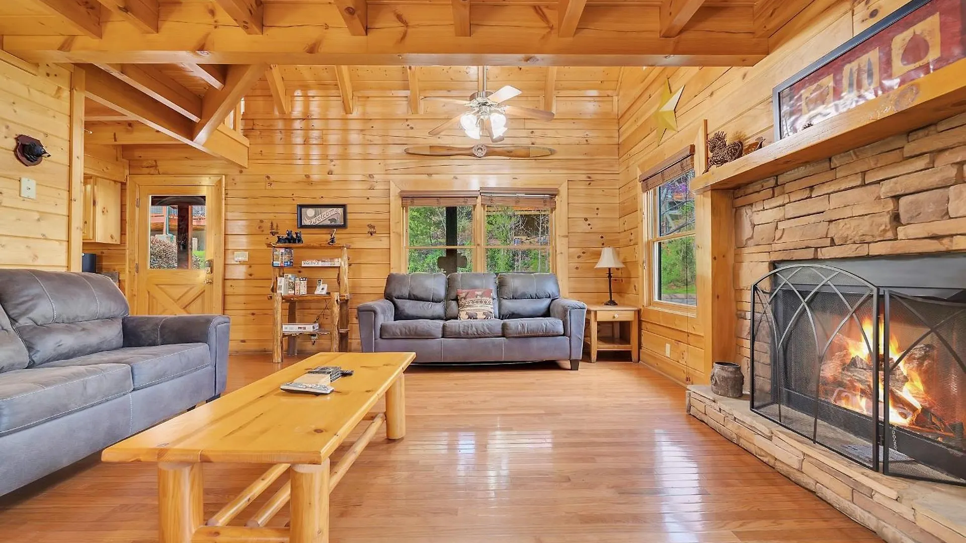 Ern832 - Lakeside Hideaway - Great Location! Close To The Action!