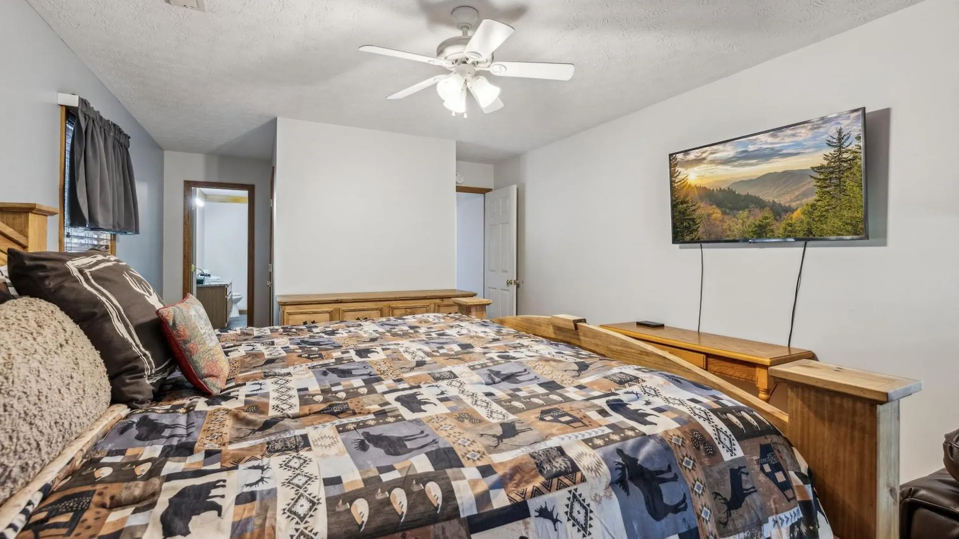Lucky Charm Is An Inviting 3 Bedroom Retreat Nestled In The Woods Minutes From The Pkwy! Pigeon Forge