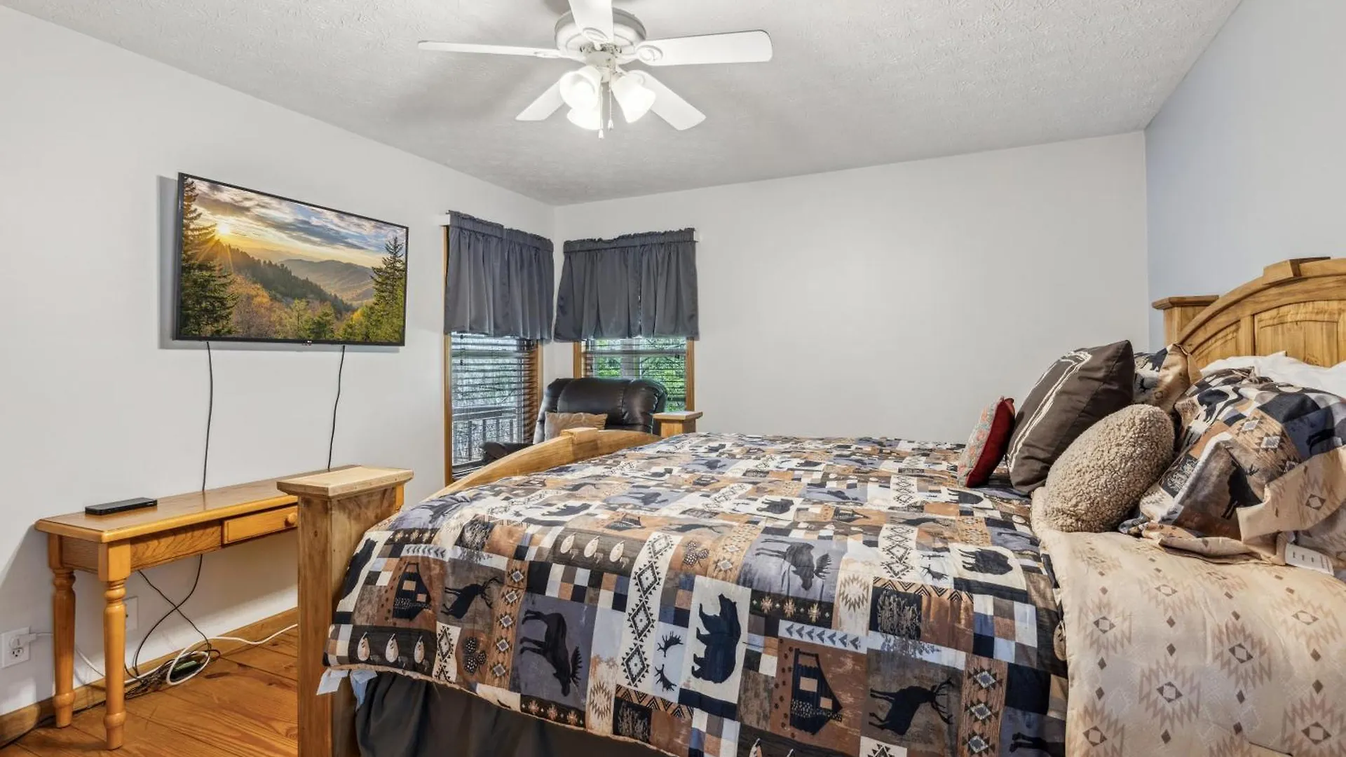 Lucky Charm Is An Inviting 3 Bedroom Retreat Nestled In The Woods Minutes From The Pkwy! * Pigeon Forge