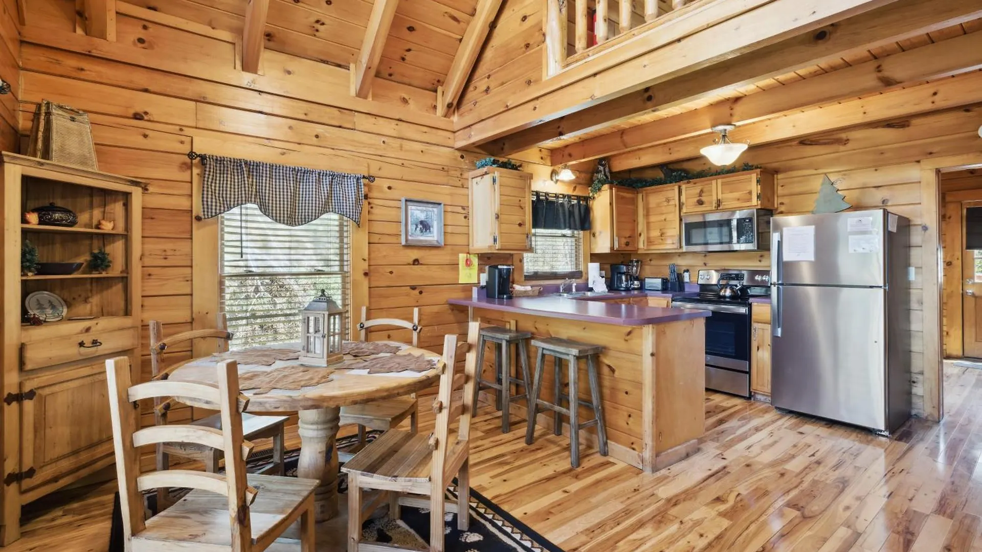Are We Bear Yet Rustic 1br With Hot Tub Pools & Fireplace1 Mile From Parkway Holiday home