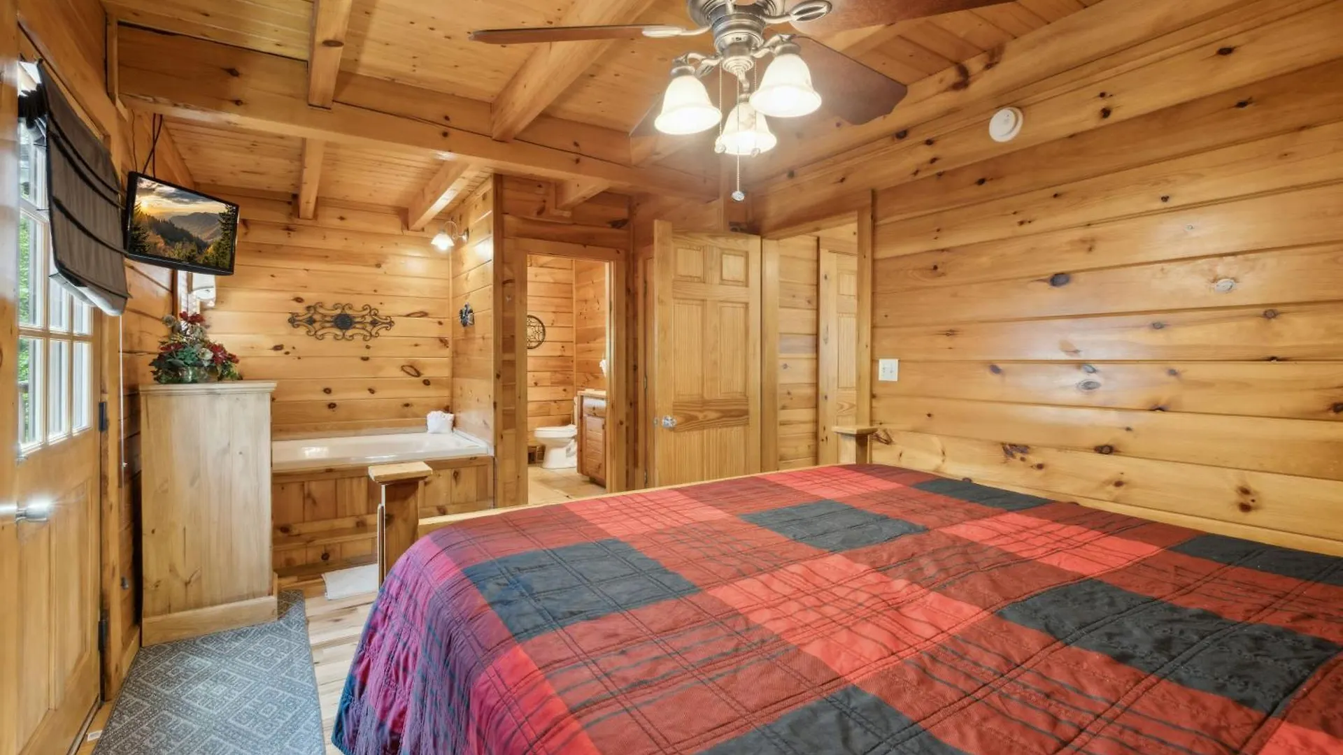 Are We Bear Yet Rustic 1br With Hot Tub Pools & Fireplace1 Mile From Parkway Holiday home *