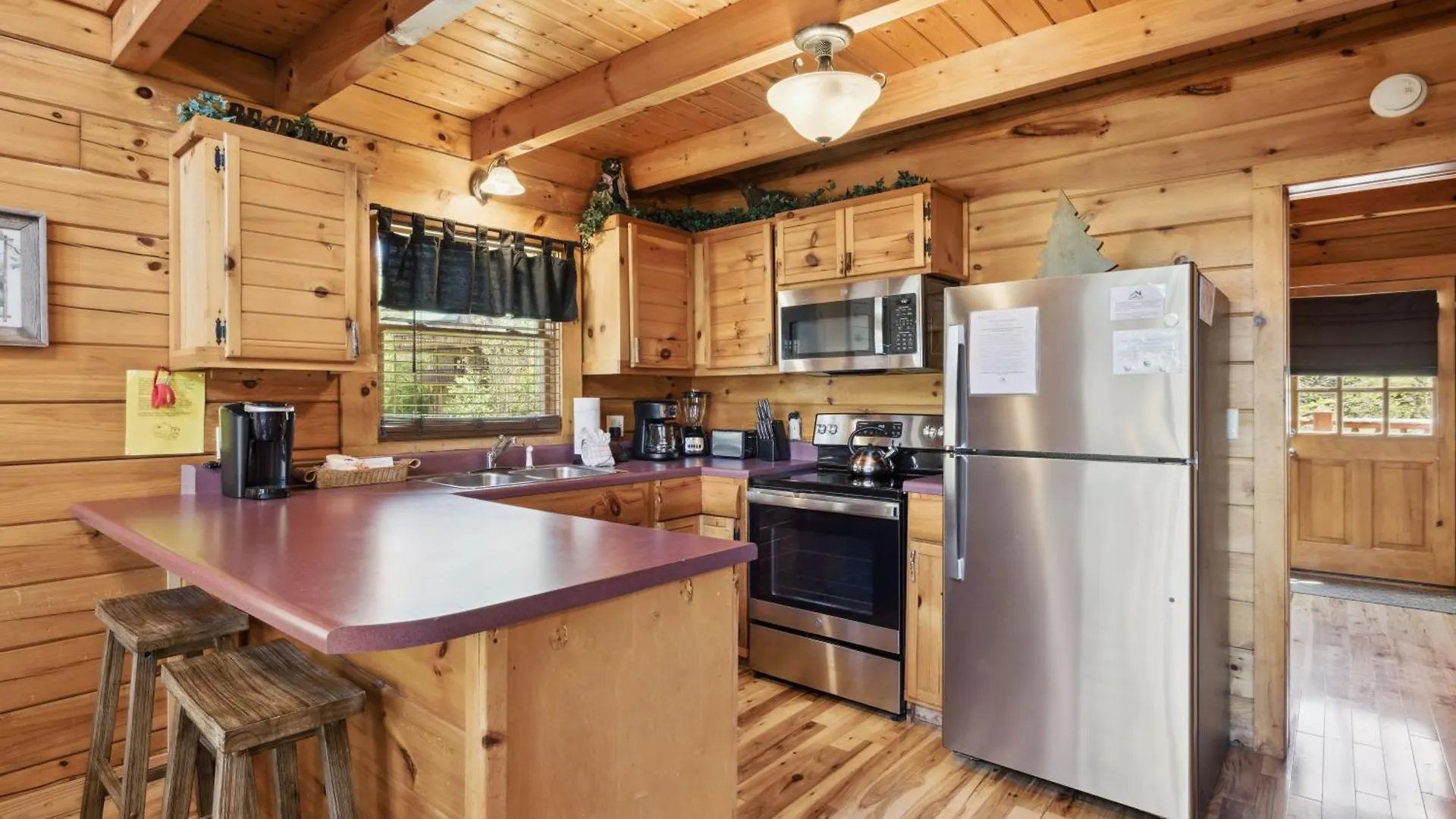Are We Bear Yet Rustic 1br With Hot Tub Pools & Fireplace1 Mile From Parkway