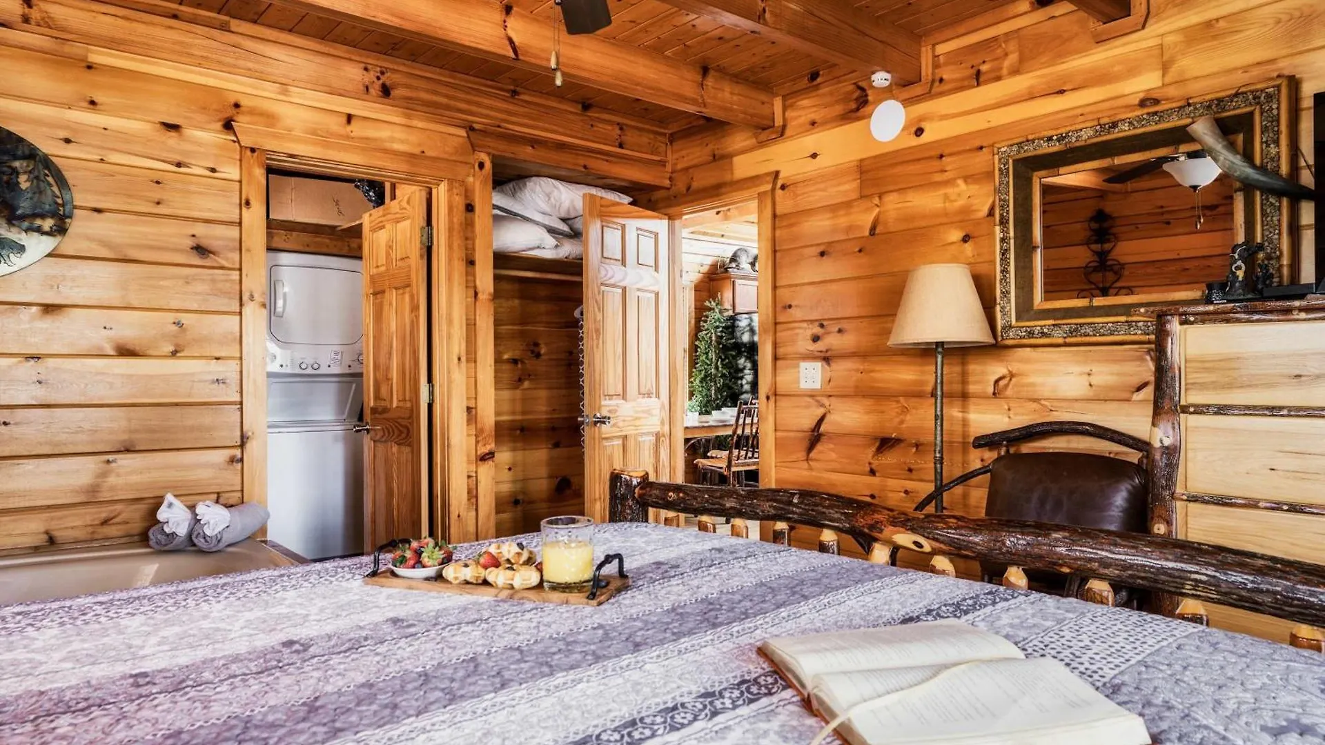 Quaint & Cozy - Great Location - Hot Tub - Bbq