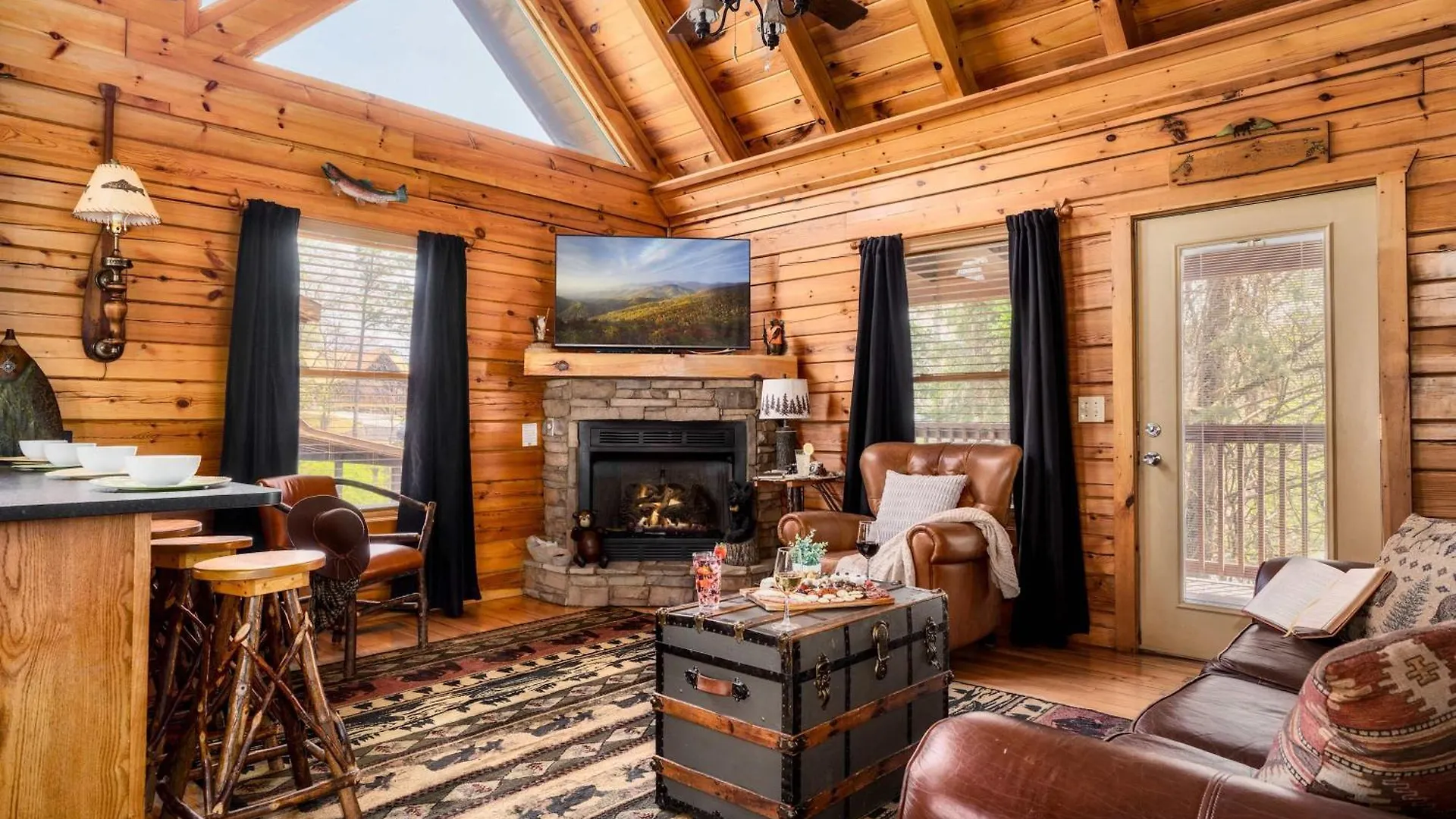 Quaint & Cozy - Great Location - Hot Tub - Bbq