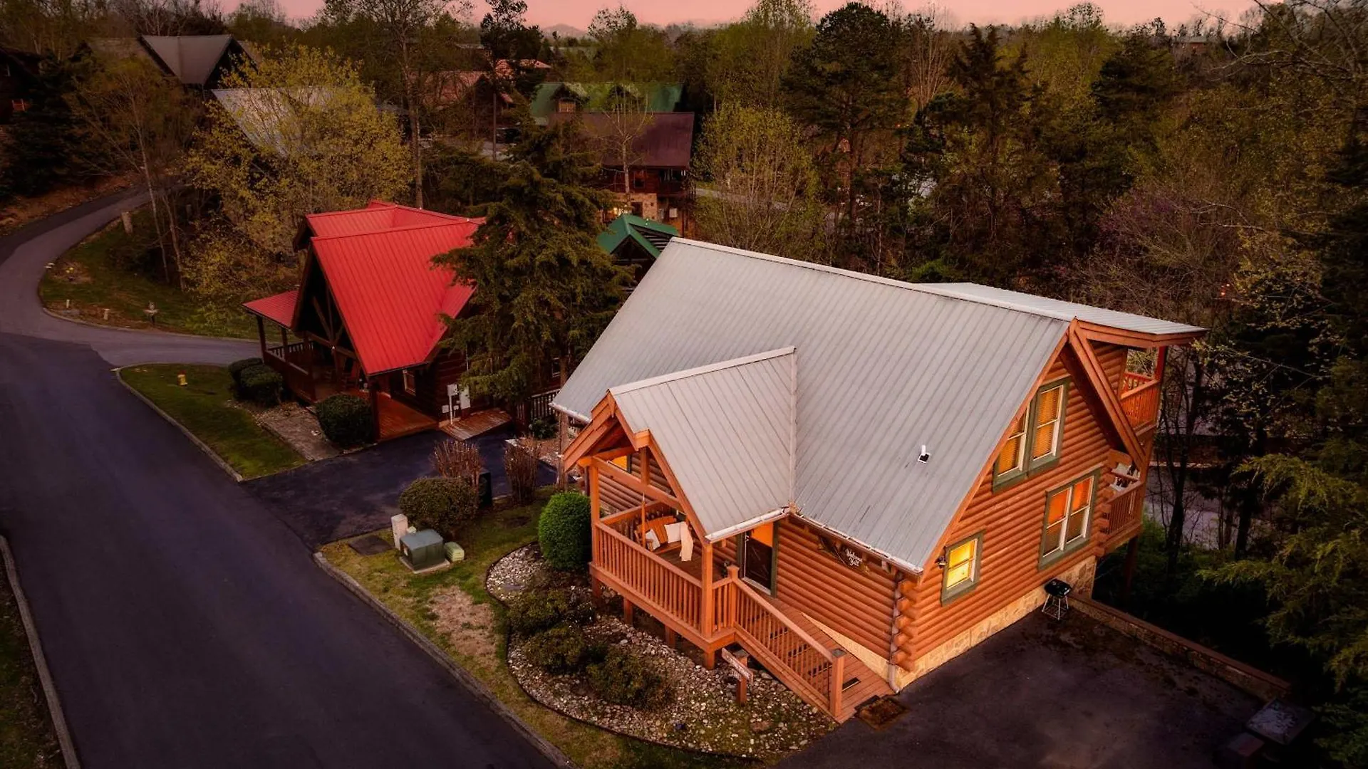 Quaint & Cozy - Great Location - Hot Tub - Bbq Pigeon Forge
