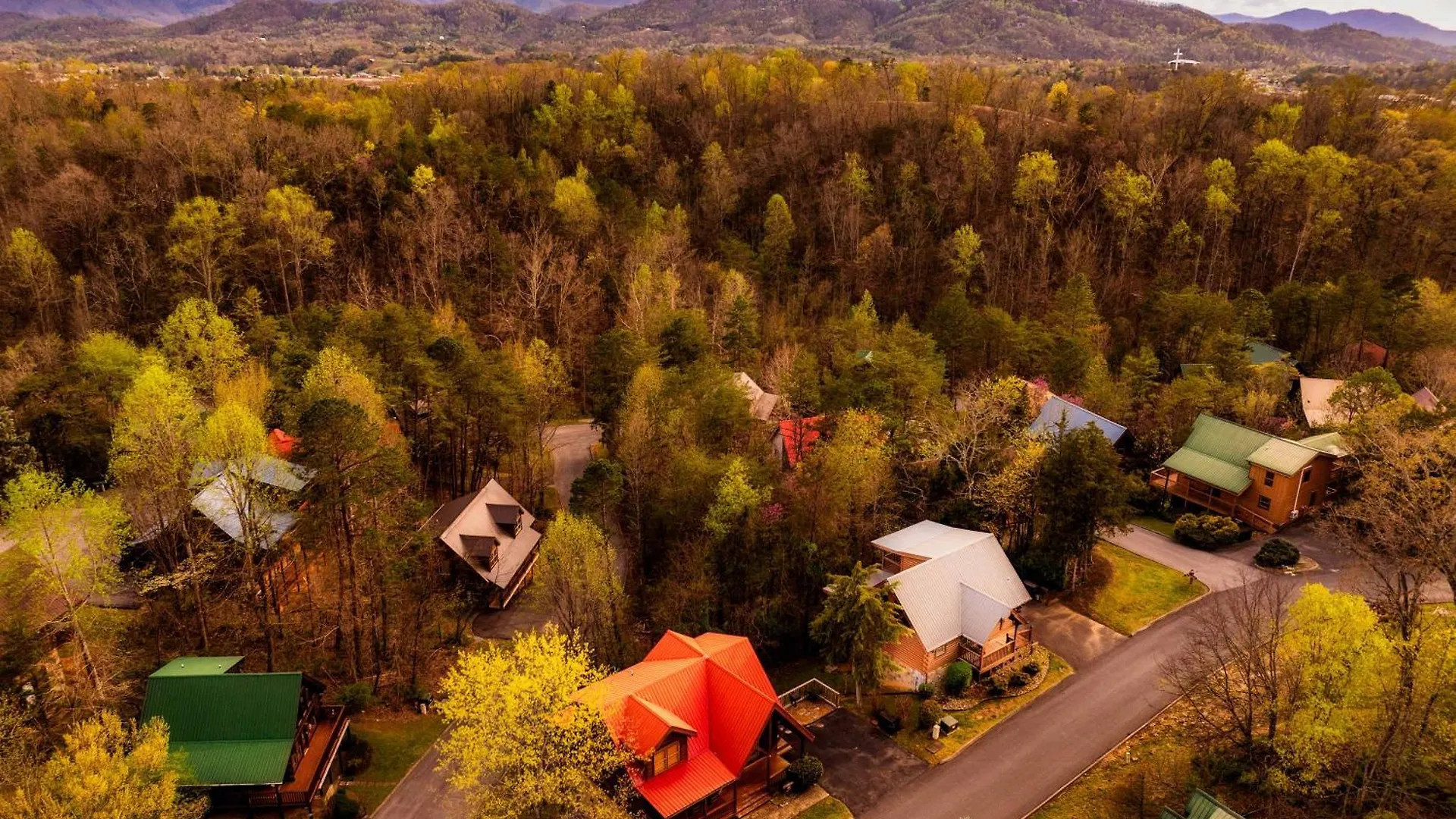 Quaint & Cozy - Great Location - Hot Tub - Bbq