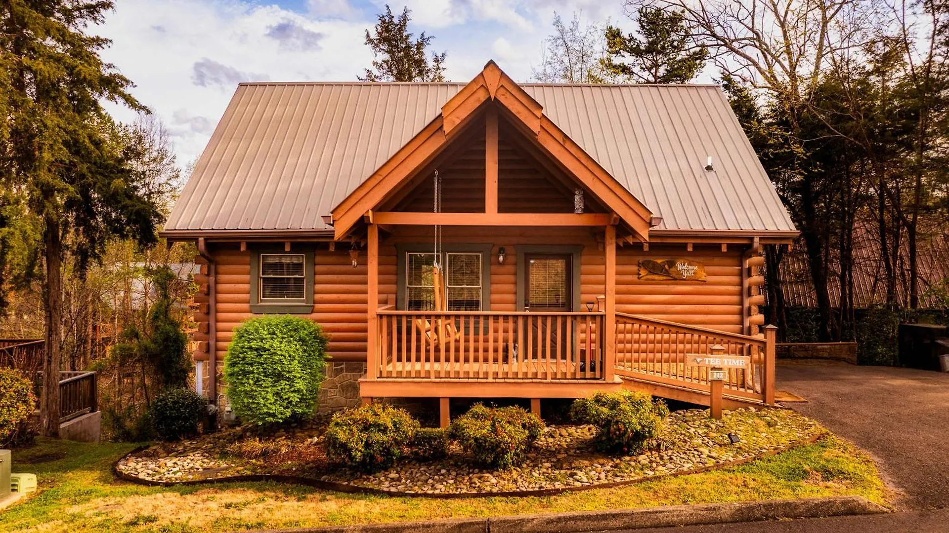 Quaint & Cozy - Great Location - Hot Tub - Bbq