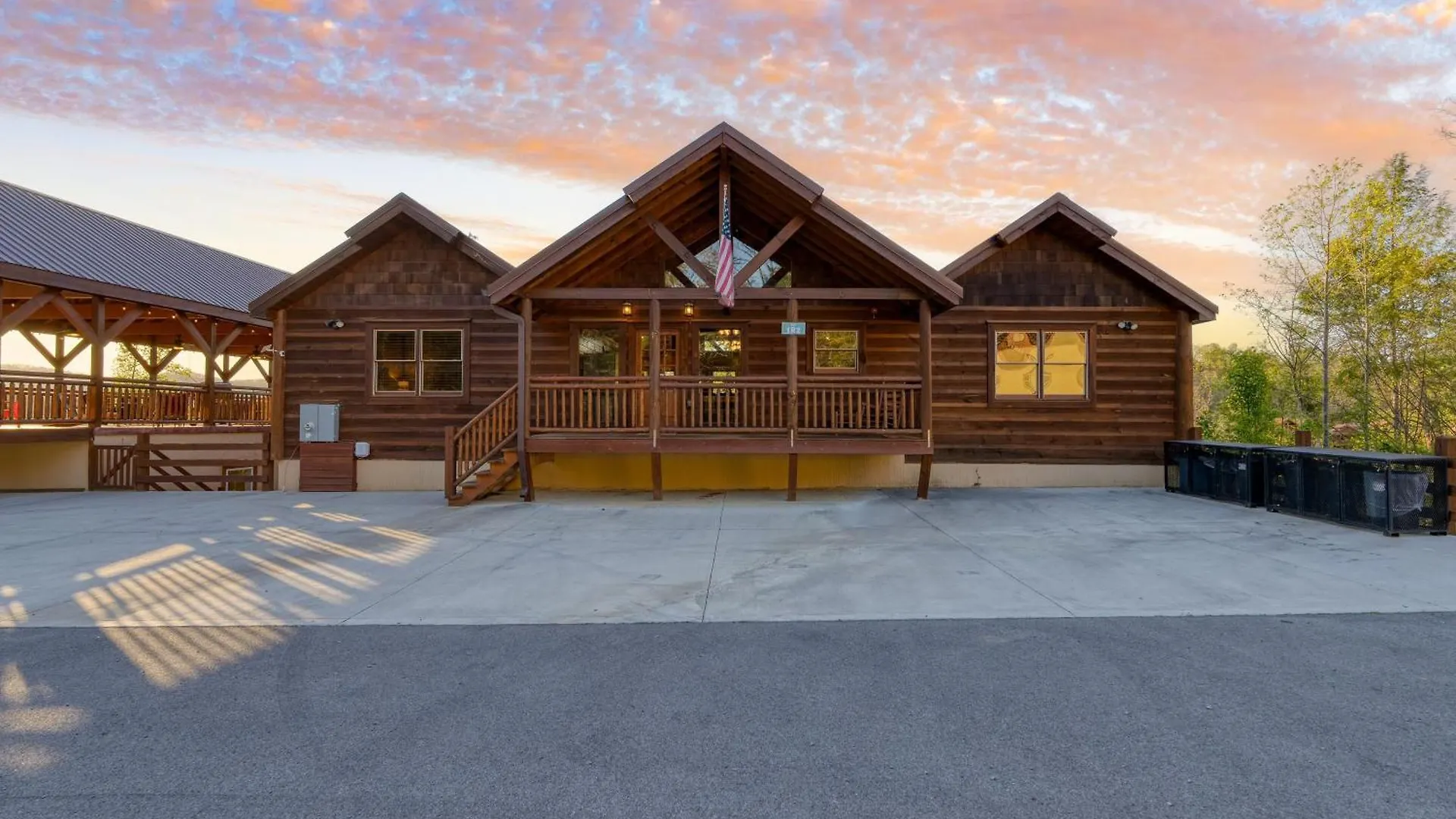 Sleeps 28 - Luxe Smokies Game Hot Tub Views Near Attractions Holiday home Pigeon Forge