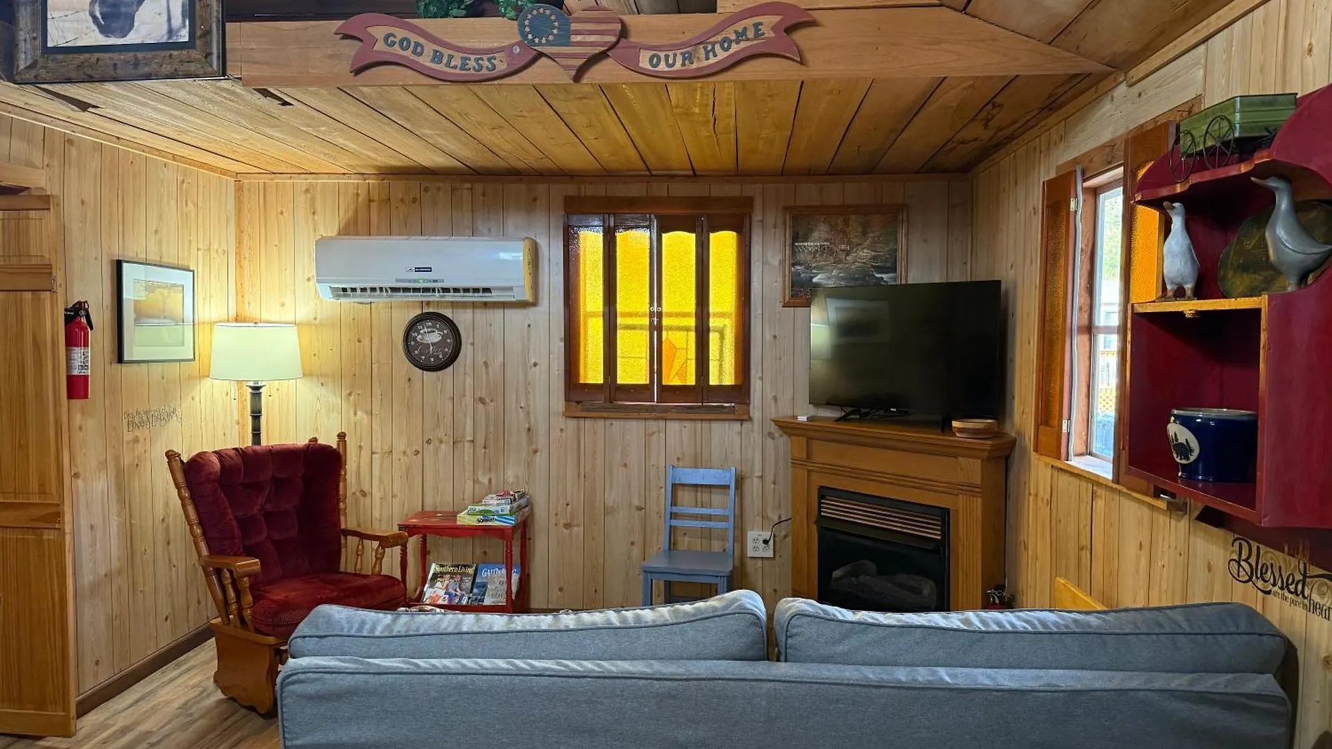 Cozy Walking Distance To Parkway! *