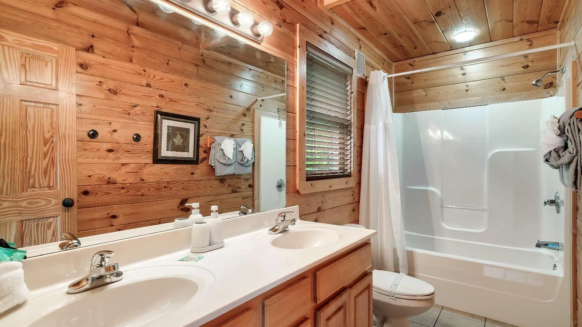Great Views & Location- Family- Game Room- Hot Tub