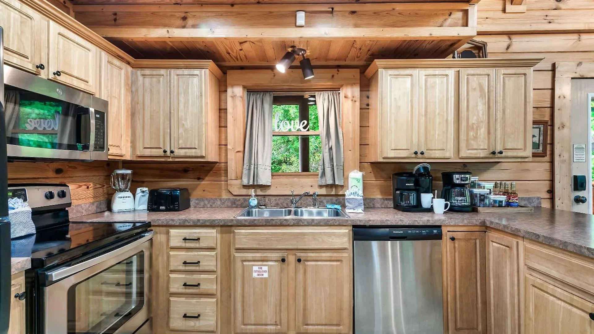 Great Views & Location- Family- Game Room- Hot Tub *