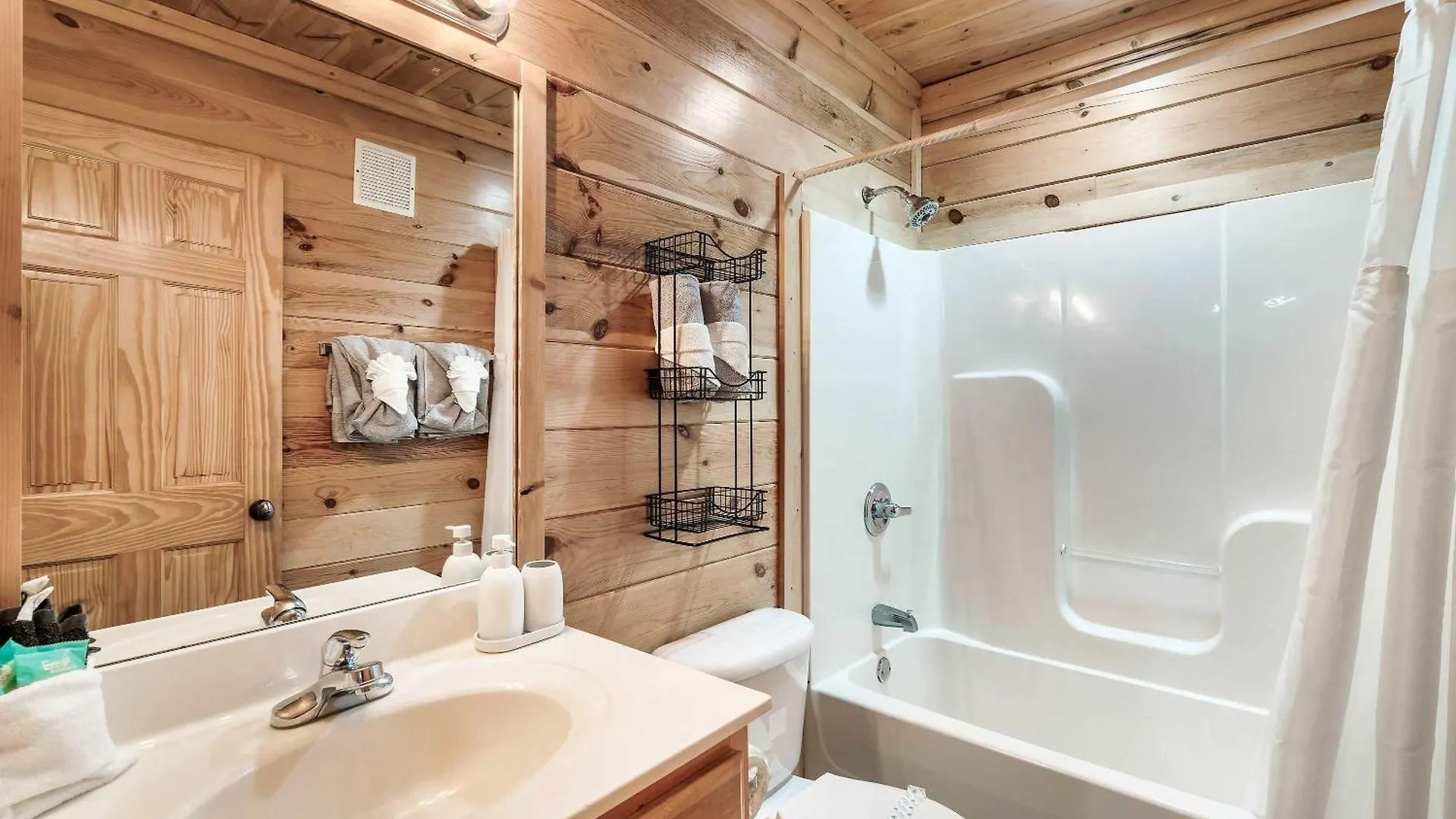 Great Views & Location- Family- Game Room- Hot Tub * Pigeon Forge