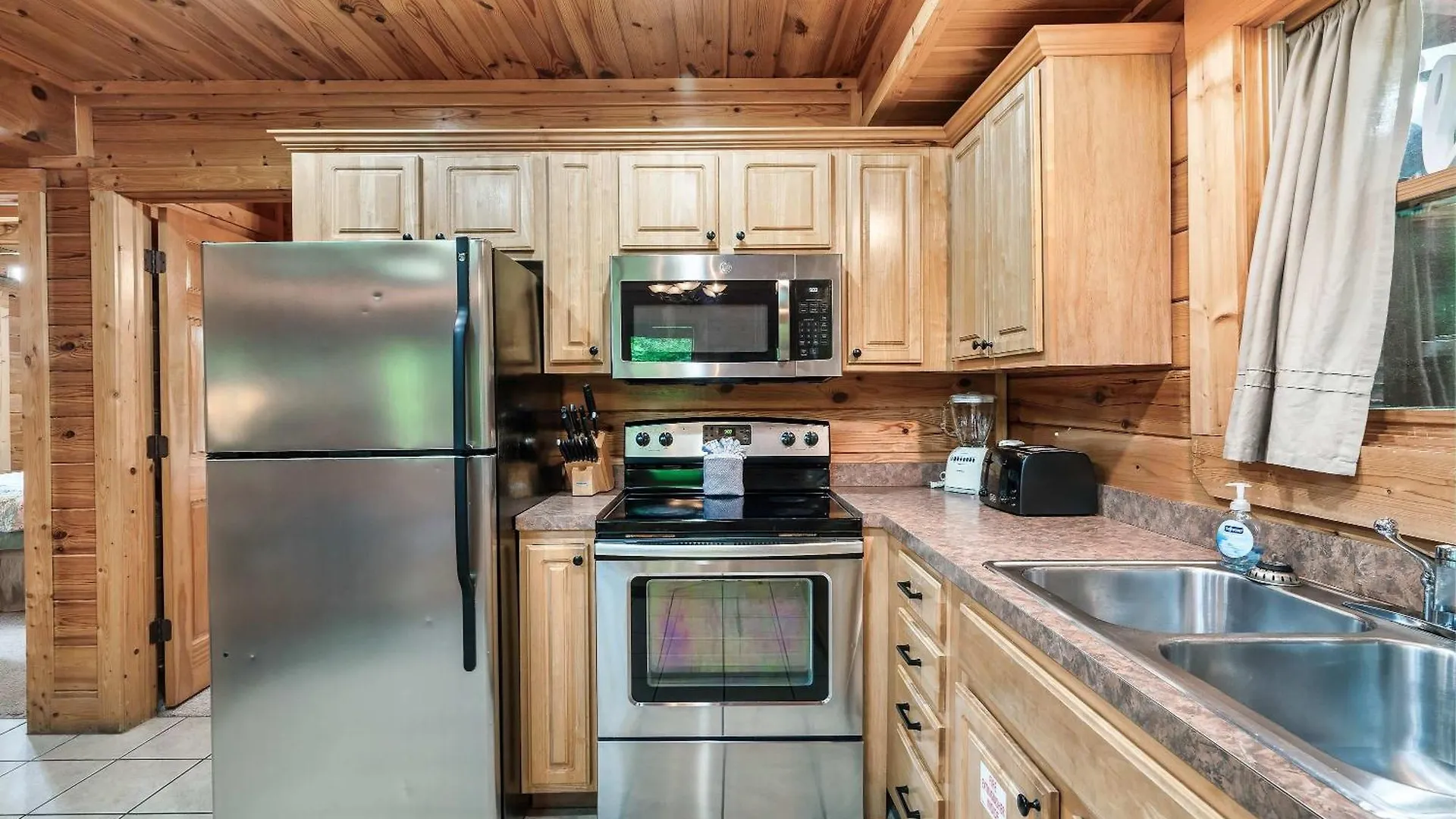 Great Views & Location- Family- Game Room- Hot Tub * Pigeon Forge