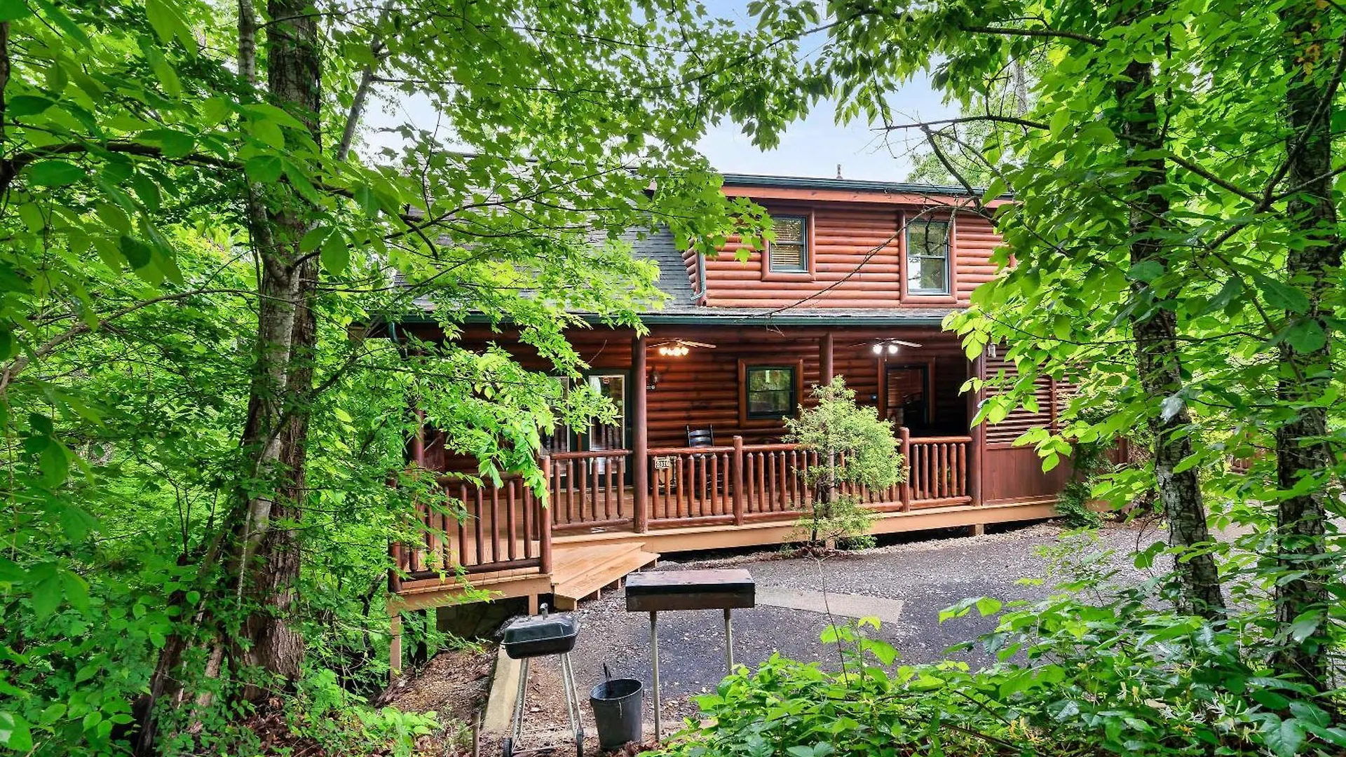 Great Views & Location- Family- Game Room- Hot Tub Pigeon Forge