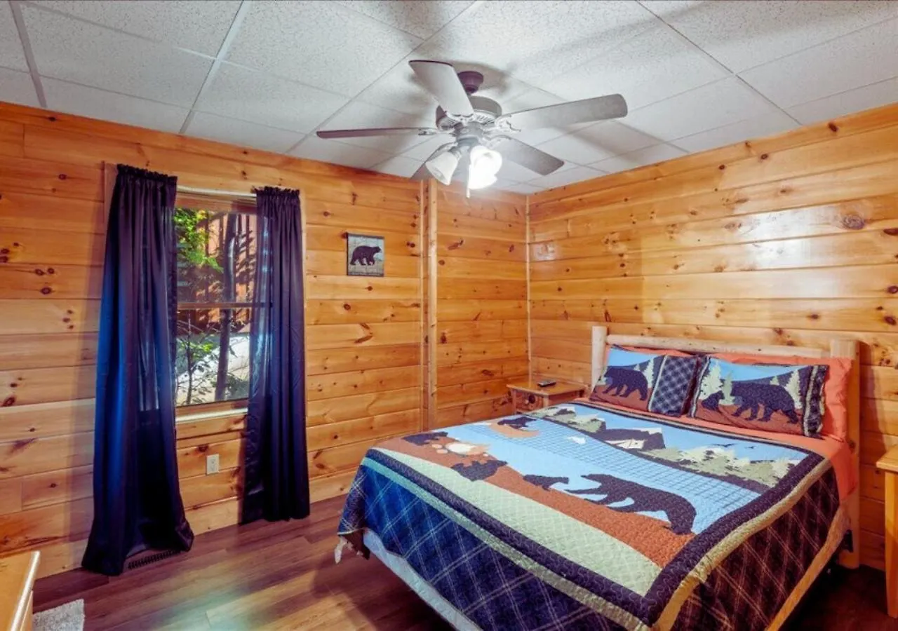 Backwoods Secluded Escape For 8 Guests * Pigeon Forge