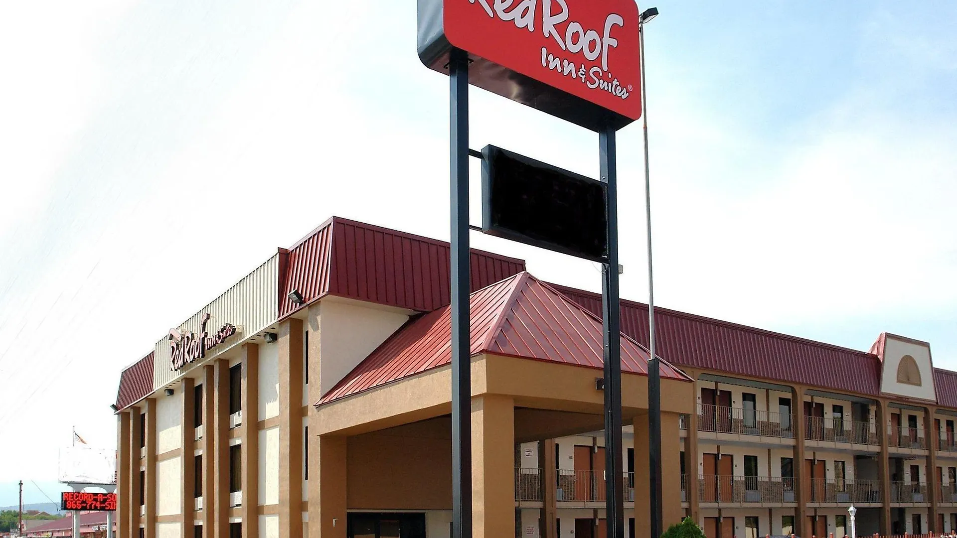 Red Roof & Parkway Motel 2*