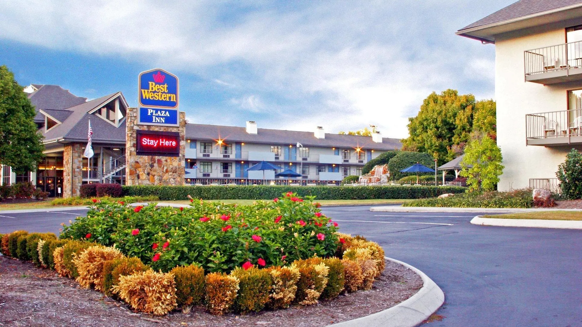 Western Plaza Hotel 3*