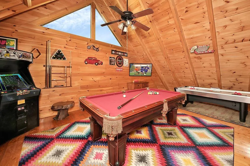 Hakuna Matata Two-bedroom Cabin * Pigeon Forge