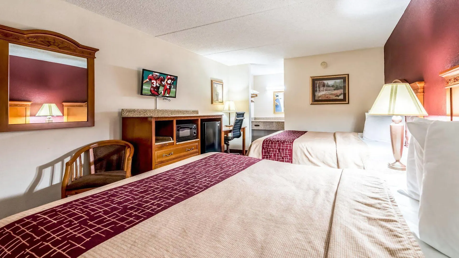 Red Roof & Parkway Motel 2*