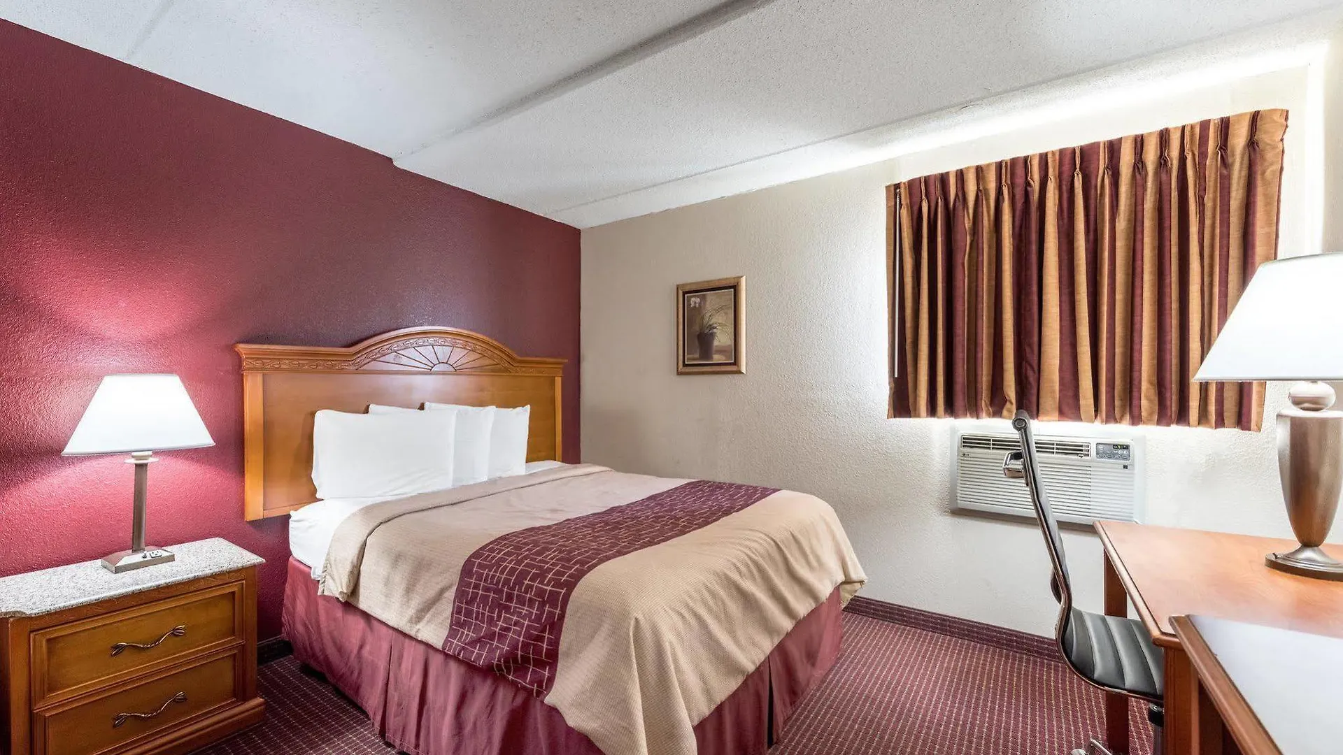 Motel Red Roof & Parkway 2*