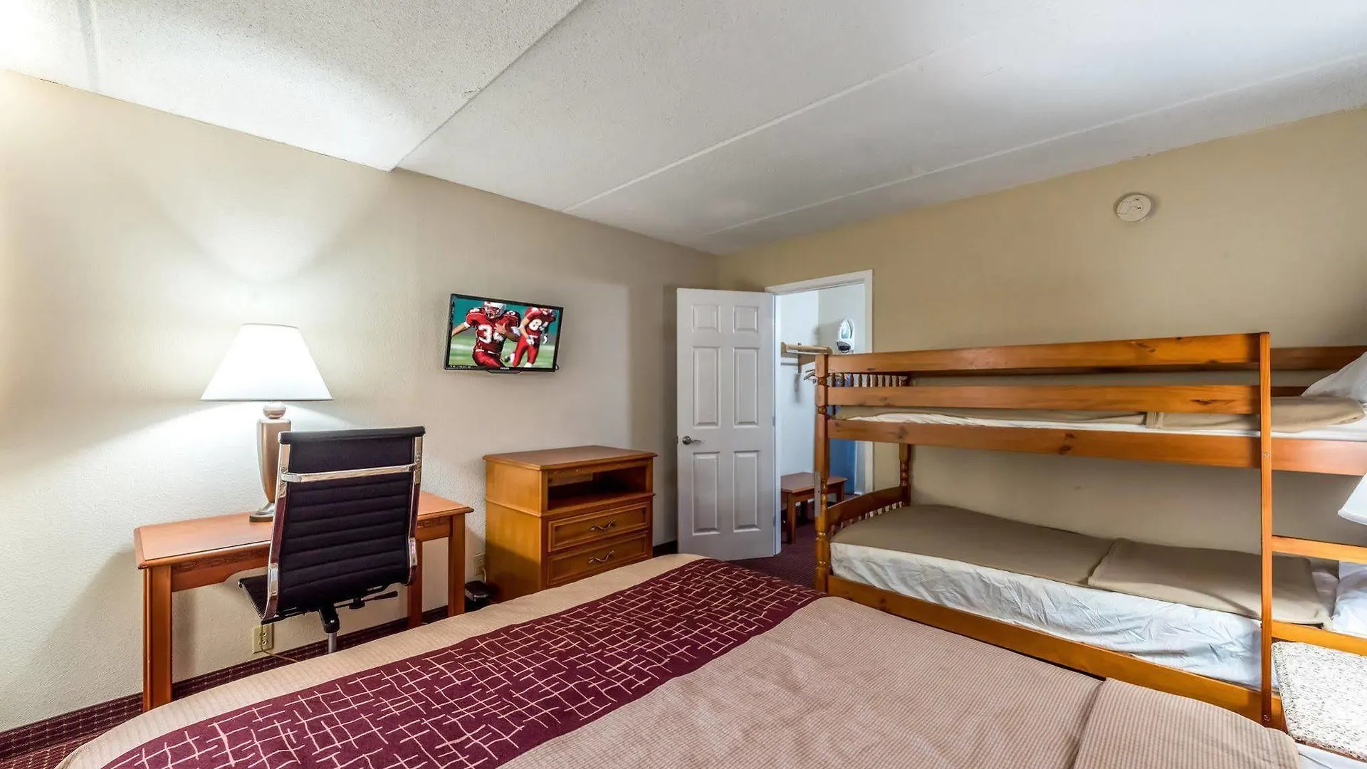 Red Roof & Parkway Motel 2*