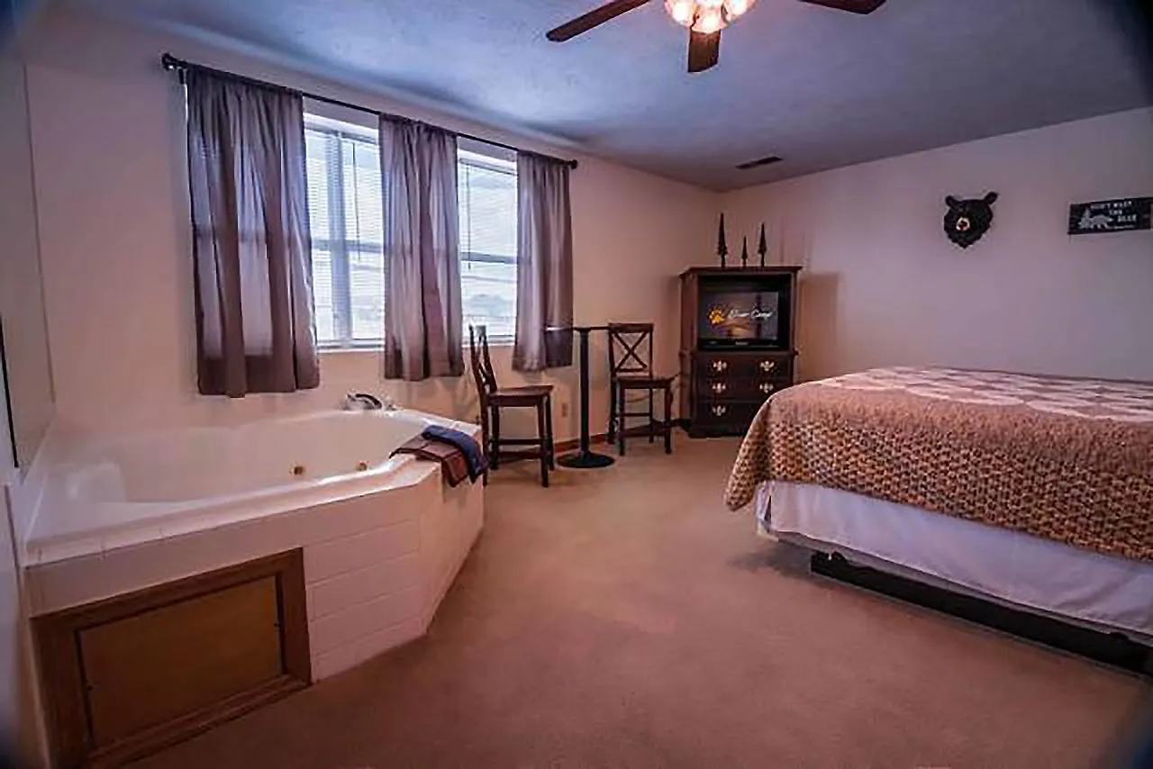 Bear Camp By The Night Hotel Pigeon Forge