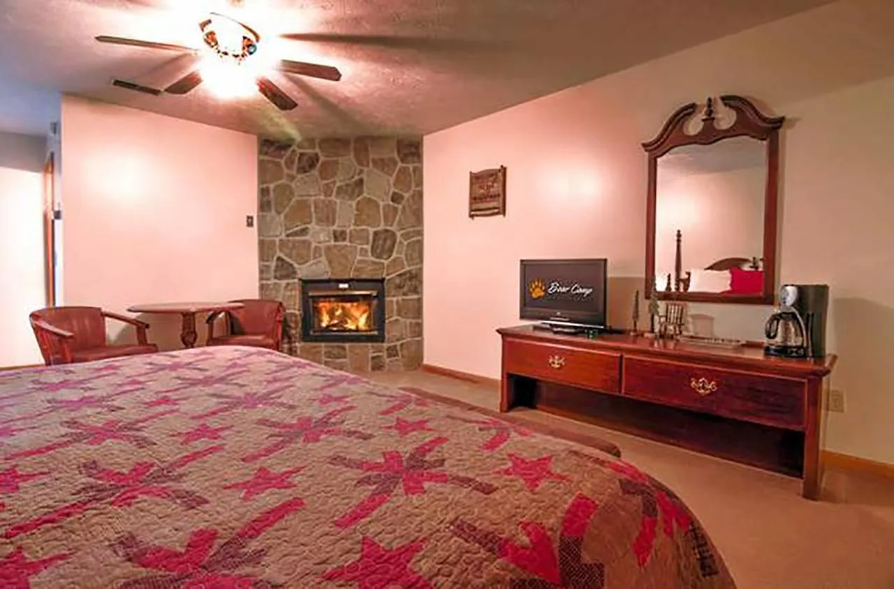 Szálloda Bear Camp By The Night Pigeon Forge