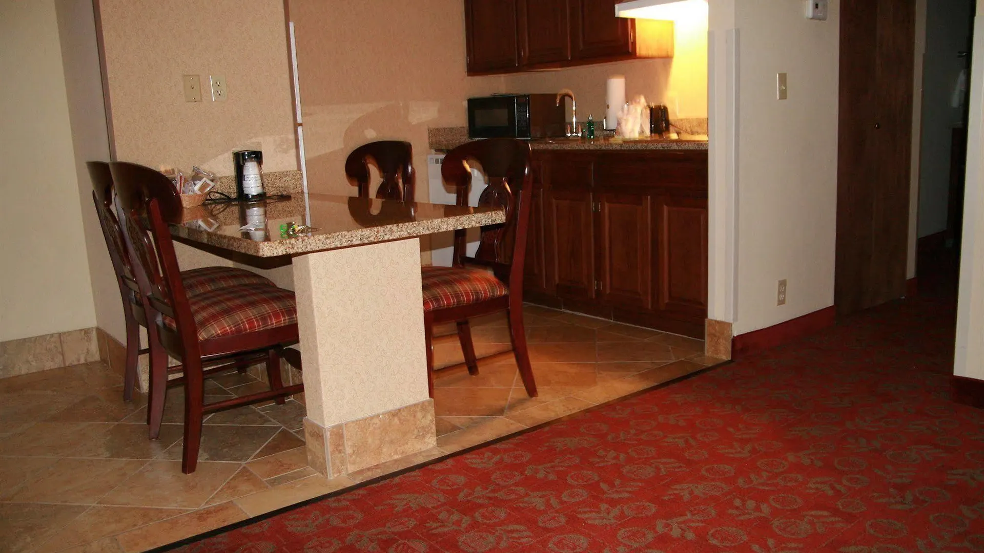 Hampton & On The Parkway Hotel