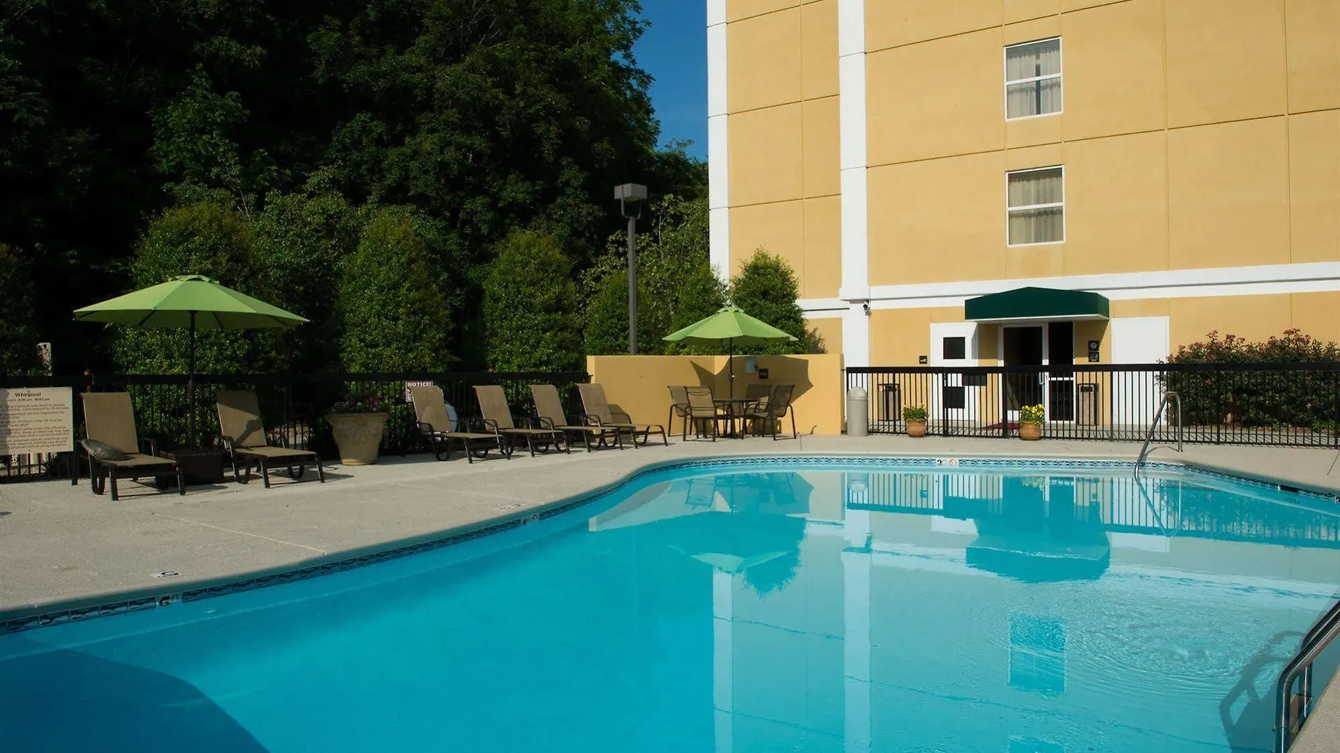 Hampton & On The Parkway Hotel 3*