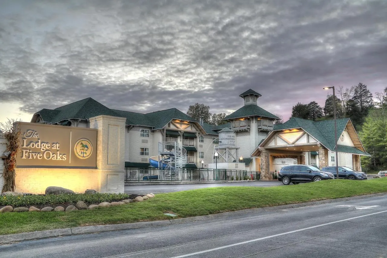 At Five Oaks Pigeon Forge - Hotel