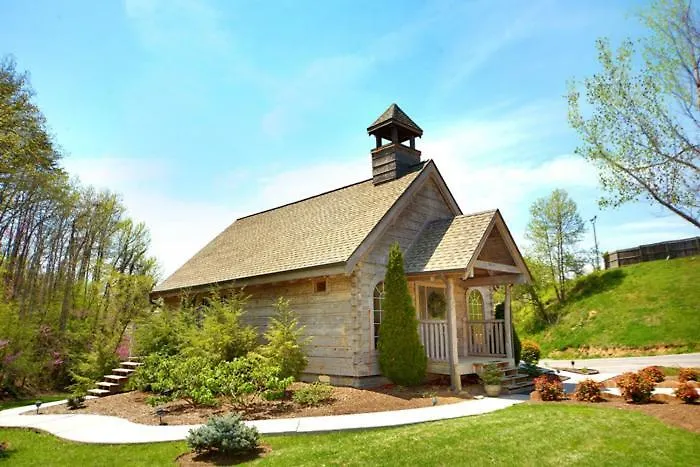 Wilderness Theater And Lodge, 3 Bedrooms, Sleeps 10, Game Room, Hot Tub Holiday home Pigeon Forge
