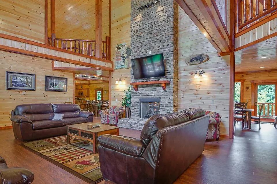 Sherwood Splash Lodge, 11 Bedrooms, Sleeps 52, Theater, Indoor Pool, Free Wifi Pigeon Forge