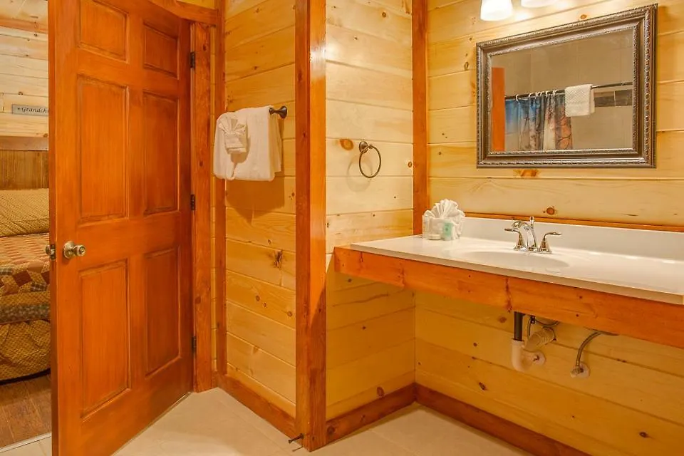 Holiday home Sherwood Splash Lodge, 11 Bedrooms, Sleeps 52, Theater, Indoor Pool, Free Wifi Pigeon Forge